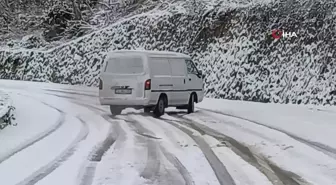 Bartın'da kar yağışı etkili oldu, sürücüler zor anlar yaşadı