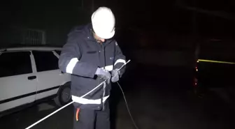 Bafra'da Şiddetli Rüzgar Çatıdan Uçan Çanak Anteni Elektrik Telini Kopardı