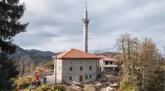 Rize'de tarihi cami çatısına yıldırım isabet etti, yangın çıktı