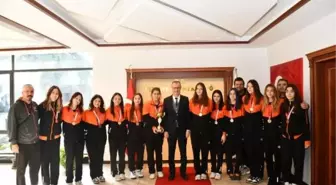 Eczacıbaşı Zirve Spor Kulübü, Muğla Küçük Kızlar Voleybol Ligi'nde şampiyon oldu