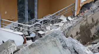 İskenderun'da Sağanak Yağış Nedeniyle İstinat Duvarı Çöktü