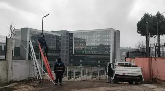 İzmit Belediyesi Şehir Hastanesi yoluna güneş enerjili aydınlatma sistemi kurdu