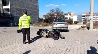 Manisa'da motosiklet ile otomobil çarpıştı: 2 çocuk yaralandı