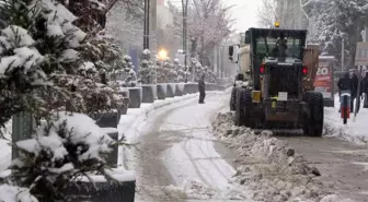 Van'da Kar Yağışı: Yollar Kapandı, Uçaklar Rötar Yaptı