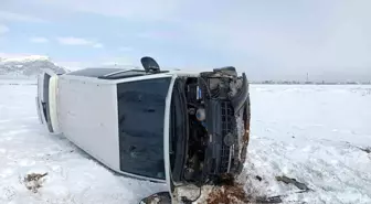 Doğubayazıt'ta araç şarampole yuvarlandı: 2 yaralı