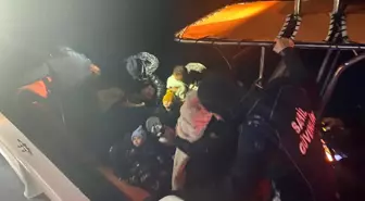 Lastik bot arızası sonucu mahsur kalan 45 göçmen kurtarıldı