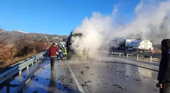 Burdur-Antalya Karayolunda Tır Yanarak Kullanılamaz Hale Geldi