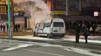 Diyarbakır'da seyir halindeki minibüs yanarak kullanılamaz hale geldi