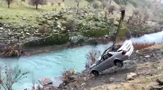 Şırnak'ta Habur Çayı'na düşen otomobil vinç yardımıyla çıkartıldı