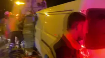 İzmir'de kaza: Yol temizleme aracına minibüs çarptı, sürücü ağır yaralandı