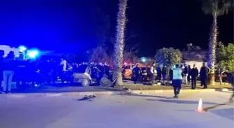 Finike'de Otomobil Kontrolden Çıkarak Palmiye Ağacına Çarptı: 1 Ölü, 2 Yaralı