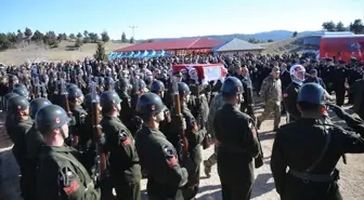 Pençe-Kilit Harekatı'nda şehit olan Piyade Sözleşmeli Er Emrullah Gülmez'in cenazesi Kahramanmaraş'ta toprağa verildi