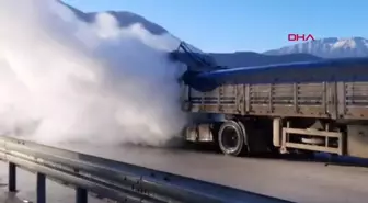 Çeltikçi ilçesinde seyir halindeki tır yangında kullanılmaz hale geldi