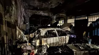 Sultangazi'de oto tamirhanesinde yangın: 2 otomobil ve 1 motosiklet küle döndü