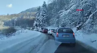 Abant Gölü Milli Parkı'nda Karla Kaplı Tepelerden Şambrelle Kayma Heyecanı