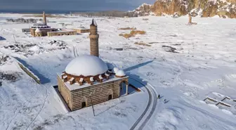 Van'da Kar Yağışı Sonrası Tarihi Yapılar Beyaza Büründü