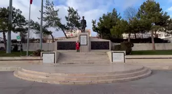 Yozgat'ta vatandaş, şehit askerler adına Atatürk Anıtı önünde nöbet tuttu