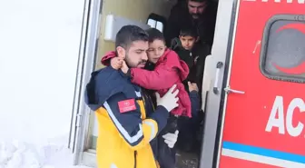 Ağrı'da kar ve tipi nedeniyle kapanan yolda rahatsızlanan 4 kardeşe paletli ambulansla ulaşıldı