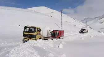 Ağrı'da Kar ve Tipi Nedeniyle Kapanan Yolda Rahatsızlanan 4 Kardeşe Yardım