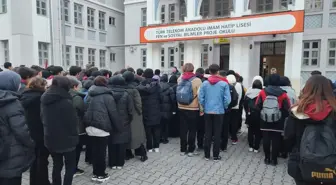 Amasya'daki okullarda şehitler için bir dakikalık saygı duruşu