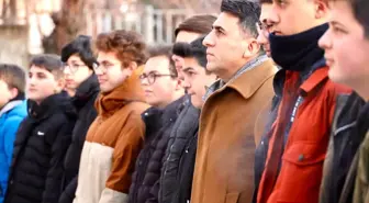 Bilecik'te Öğrenciler Şehitler İçin Saygı Duruşunda Bulundu