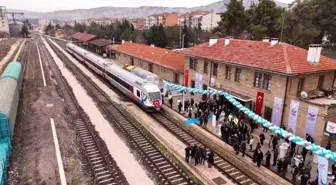 Burdur Garı'na 15 yıl sonra Güller Ekspres ilk seferini düzenledi