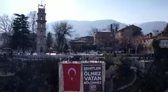 Bursa'da Tophane surlarına şehitler için pankart asıldı