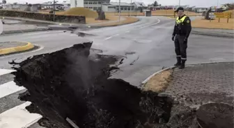 İzlanda'da akılalmaz olay! Yanardağ patlamasıyla oluşan çatlağa düşen işçi için arama çalışması başlatıldı