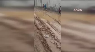 Şanlıurfa'daki Ortaokul Öğrencileri Bozuk Yolda Zorluk Yaşıyor