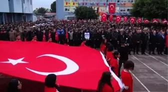 Mersin'deki okullarda Pençe-Kilit Harekatı şehitleri için saygı duruşu yapıldı