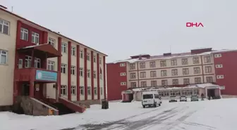 BİNGÖL'ün Karlıova ilçesinde müdür, okulun eksik gördüğü işleri kendi yapıyor