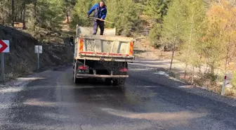 Muğla'da Kar Yağışı ve Buzlanma Nedeniyle Belediye Ekipleri Çalışma Yaptı