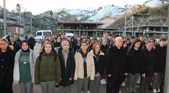 Of ilçesindeki okullarda şehit askerler için saygı duruşu yapıldı