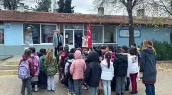 Öğrenciler, şehitler içim saygı duruşunda bulundu