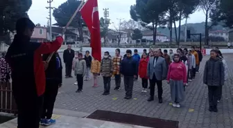 Öğrenciler, şehitler içim saygı duruşunda bulundu