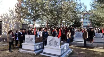 Erzurum'da lise öğrencileri şehitliği ziyaret ederek dua etti