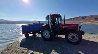 Çorum'da Traktörünü Yıkamak İsterken Mahsur Kalan Sürücü ve Kedisi Kurtarıldı
