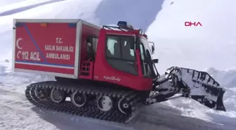Ağrı'da kar yağışı nedeniyle yolu kapanan hamile kadın paletli ambulansla kurtarıldı