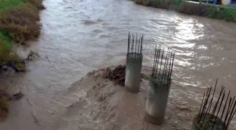 Burhaniye'de Yağmur Sonrası Yollar Zarar Gördü