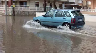 Burhaniye'de Yağmurun Etkisi: Karınca Deresi Taştı, Köy Yolları Zarar Gördü