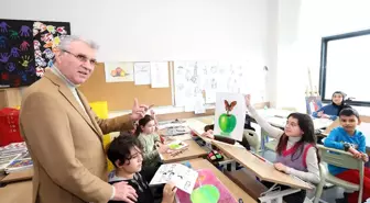 Sakarya Büyükşehir Belediye Başkanı Ekrem Yüce, Sosyal Gelişim Merkezi'nde miniklerin derslerine konuk oldu