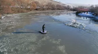 Ağrı'da buzlu nehirde balık avlayan yaşlı adam