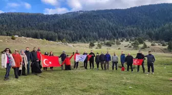 Gaziantepli dağcılar şehitler için Başkonuş Yaylası'nın zirvesine Türk bayrağı astı