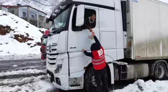 Hakkari'de kar ve tipi nedeniyle mahsur kalanlara Kızılay'dan yardım