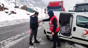 Hakkari'de Kar ve Tipi Nedeniyle Yolda Mahsur Kalanlara Kızılay'dan Yardım