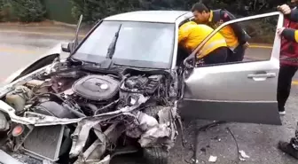 Sapanca'da kamyonet ile çarpışan otomobilde sıkışan kadın kurtarıldı