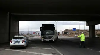 Kayseri'de Trafik Polisleri Yolcu Otobüslerine Kış Lastiği Denetimi Yapıyor