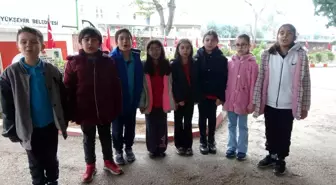 Kozan İlköğretim Okulu Öğrencileri Mehmetçiğe Mektuplarını Teslim Etti