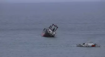 Romanya açıklarında yan yatan gemi Cide ilçesine sürüklendi