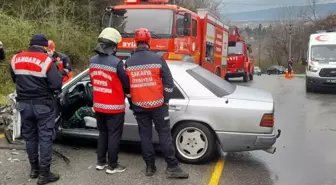 Sapanca'da kamyonet ile otomobil çarpıştı: 1 yaralı